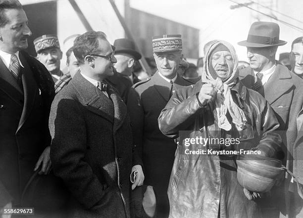 L'arrivee de l'escadron du general Vuillemin, la population d'Alger leur fait un accueil enthousiaste, apres le raid a travers l'Afrique que les...