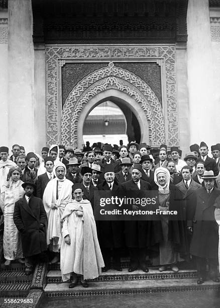 Portrait de groupe, apres un service religieux celebre a l'occasion de la fete 'Ait-El-Seghir', en presence de nombreuses personnalites musulmanes,...