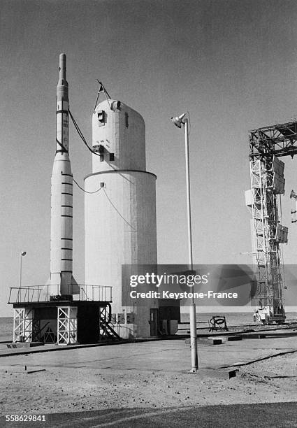 Apres un lancement reussi le 13 mai 1965 dernier, la fusee 'Emeraude' fait le plein le 27 mai 1965 avant de gagner son portique grace au chariot sur...