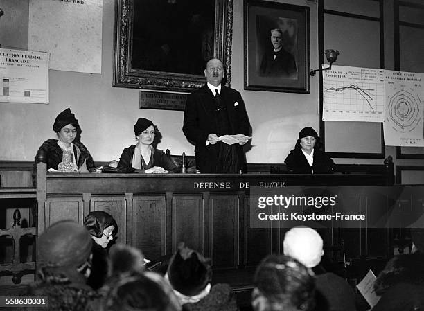 Pendant la seance d'ouverture du congres d'Etudes des problemes nationaux, on voit de gauche a droite madame Marie Moreau, avocat a la cour de Paris,...