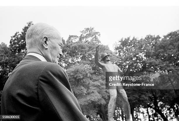 Inauguration dans le jardin de la maison de retraite de la fondation Dranem, d'une statue en bronze du sculpteur Kiffer a l'effigie de Maurice...