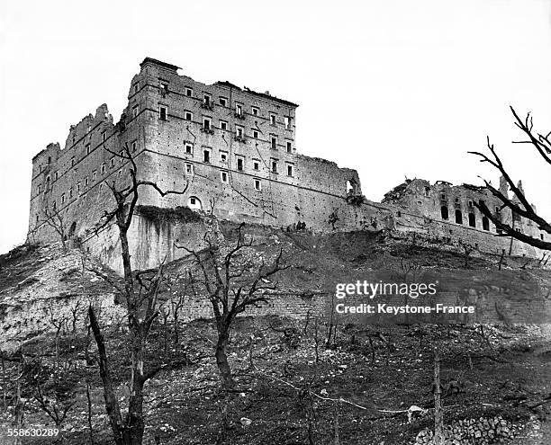 Vue générale de l'abbaye qui servit de position de défense allemande et fut totalement détruite après la fameuse bataille à Monte Cassino, Italie,...