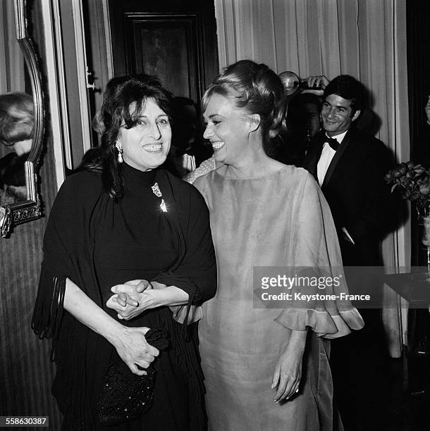 Jeanne Moreau et Anna Magnani pendant la reception donnee par Pierre Cardin, apres le triomphe de la comedienne italienne Anna Magnani dans la piece...