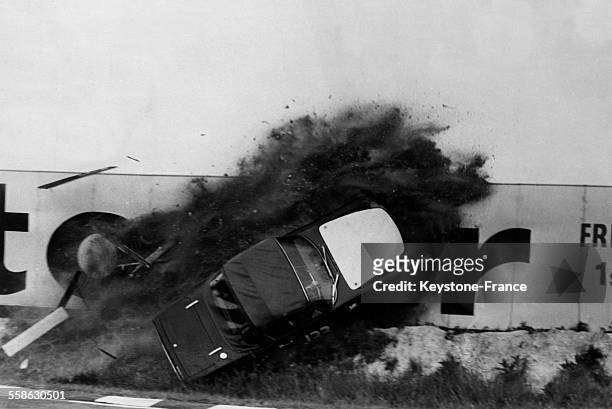 Accident spectaculaire de la voiture de l'ecurie 'Lotus Elan' pilotee par l'anglais Keith Burnand durant une competition sur circuit le 10 juin 1965...