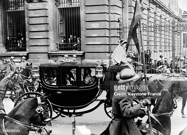 Le carrosse dans lequel se trouve la Reine Astrid, le Prince heritier Baudoin et la Princesse Josephine Charlotte, se dirige vers le Parlement pour...