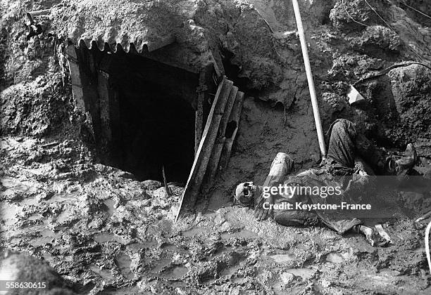 Cadavre dans une tranchée en 1916.