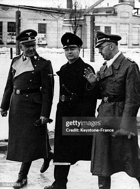 Le Reishführer Heinrich Himmler, Anton Andraan Mussert et le Gruppenführer Oswald Pohl visitant le camp de concentration à Dachau, Allemagne, circa...