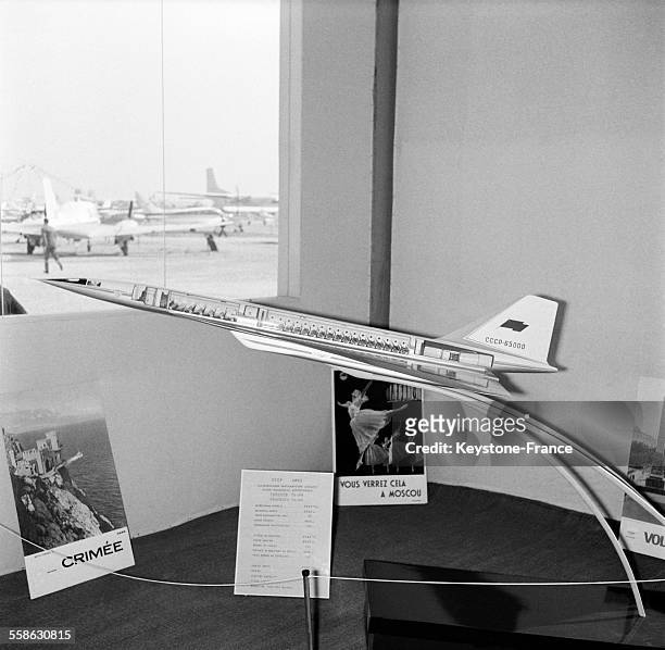 Presentation de la maquette du futur supersonique russe 'Tupolev-114', conccurent du 'Concorde', au 26eme salon aeronautique du Bourget le 9 juin...