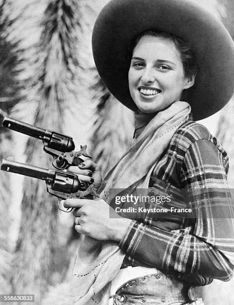 Louise Bramlette a ete elue reine des cow-boys au cours d'un rodeo ou elle a accompli avec succes un certain nombres d'exercices tels que le tir sur...