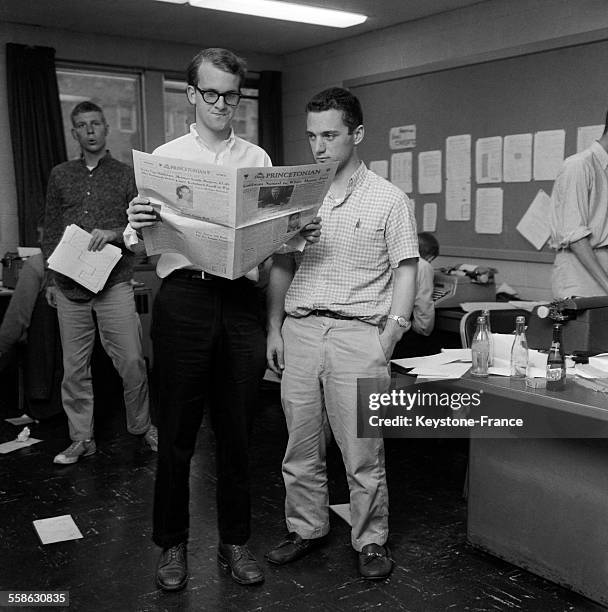 Etudiants lisant le journal 'Princetonian' en juin 1965, à l'universite de Princeton, New Jersey.