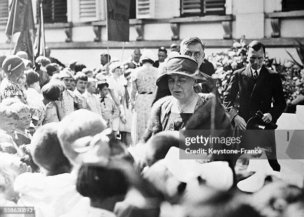 La Reine Wilhelmine des Pays-Bas devant un groupe d'enfants.