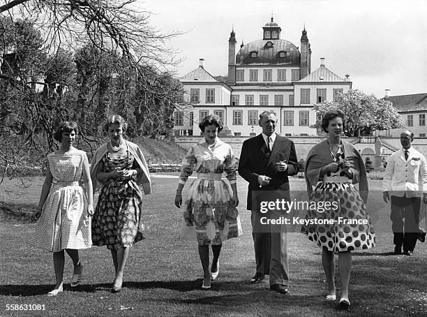 Princesse Anne-Marie, Reine Ingrid, Princesse Benedikte, Roi Frederik et Princesse Margrethe, une famille comme une autre dans le parc du Palais...