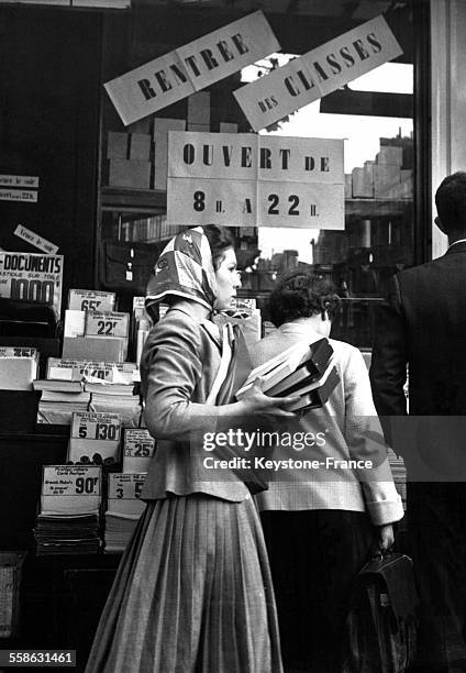 Etudiante achetant ses livres scolaires dans une grande librairie du Boulevard Saint-Michel, à Paris, France.