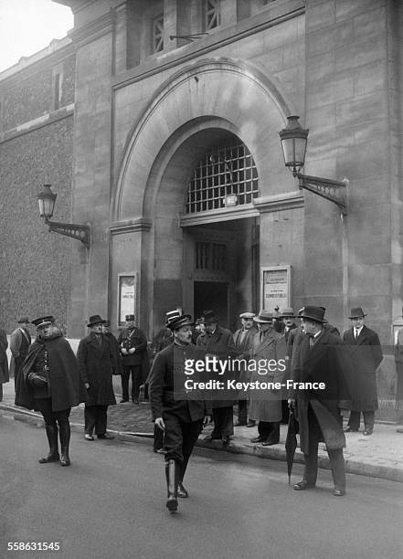 Dans l'Affaire Stavisky, policiers et curieux devant la prison de la Sante suite au transfert de Bayonne des septs personnes ecrouees, a Paris,...
