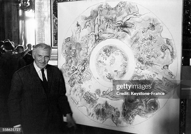 Le peintre Marc Chagall davant la maquette du plafond de l'Opéra Garnier qu'il a réalisée en 1964 àParis, France.