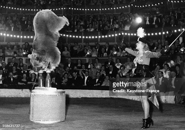 Annie Cordy et son ours savant au 23e Gala de l'Union des Artistes à Paris, France le 1er mars 1953.