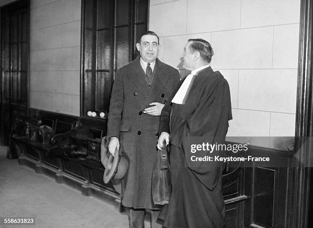 Sylvain Zweifel et son avocat attendant devant le bureau du juge Ordonneau pour une audition dans le cadre de l'affaire Stavisky, a Paris, France, le...