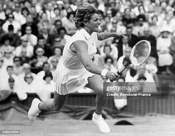 La joueuse de tennis australienne Margaret Smith jouant le match qui lui permet de remporter le tournoi de Wimbledon le 4 août 1965 à Wimbledon,...