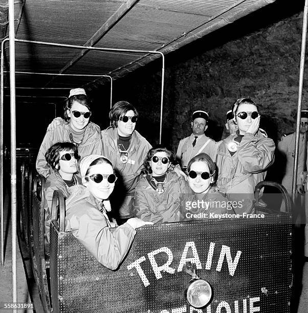 Les Sept Recluses de Lacave, sept jeunes femmes volontaires pour faire l'expérience de la vie souterraine pendant plusieurs semaines, remontent à la...