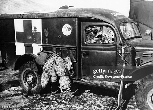 Ambulance de la Croix-Rouge criblée de balles en Corée, circa 1950.