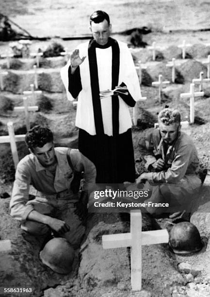 Deux soldats américains accompagnés d'un aumonier sont venus rendre un dernier hommage à leur frère tué sur le champ de bataille en Corée, le 3...