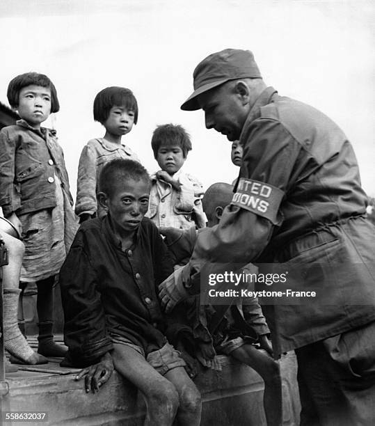 Ces petits orphelins trouvés errant dans les ruines de Séoul sont regroupés pour être emmenés dans un orphelinat, à Séoul, Corée du Sud circa 1950.