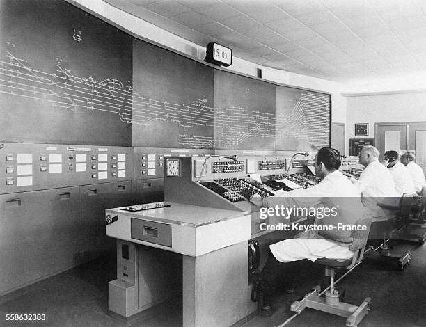 Mise en service en 1962 a la Gare Paris-Est, ce poste du type PRS est le plus important de la SNCF avec son pupitre de commande de 597 boutons...