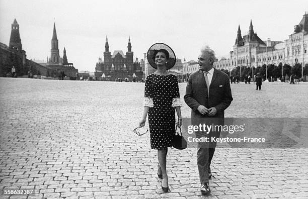 Actrice italienne Sophia Loren et l'acteur sovietique Sergo Zakariadze , sur le Place Rouge, lors du IV Festival International du film, le 23 juillet...