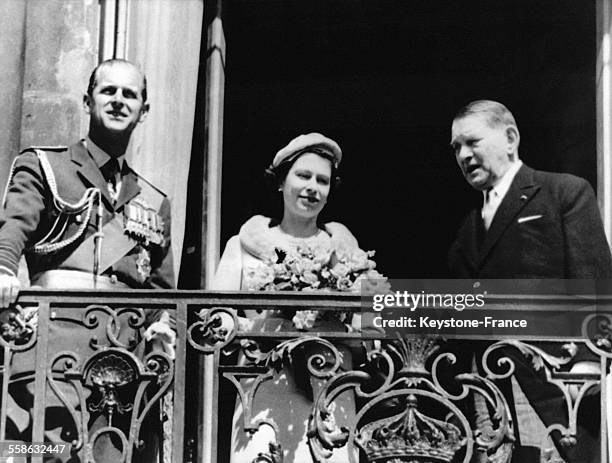 La Reine Elizabeth et le Duc D'Edimbourg recus par le President de la republique Rene Coty sur le balcon de l'Elysee en avril 1957 a Paris, France.