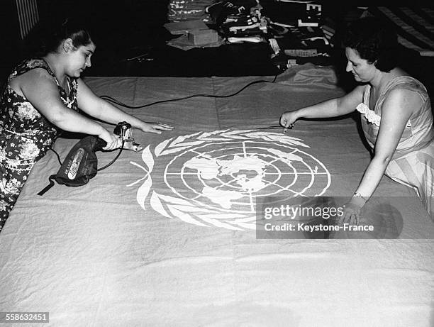 Ouvrières dans l'usine Annin&Co finissant les drapeaux de l'ONU commandés par le général MacArthur et qui seront ensuite portés par les troupes en...