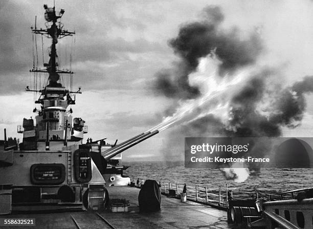 Un croiseur américain tirant sur des cibles militaires nord-coréennes, le 14 septembre 1950.