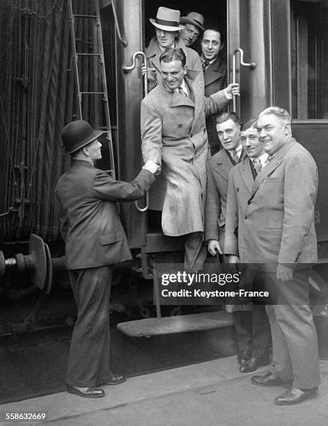 Arrivée par le train du boxeur Gustave Roth à Paris pour un match qui va l'opposer à Marcel Thil au Palais des sports en mai 1934 à Paris, France.