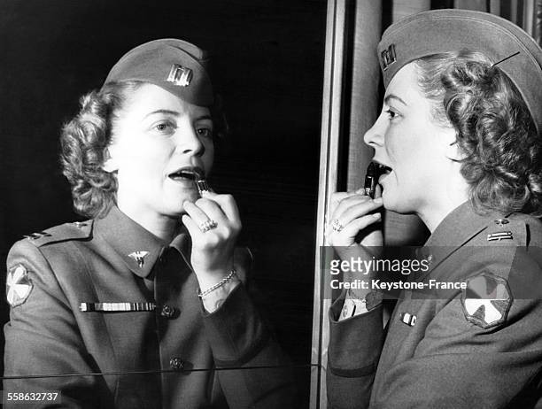 Le Capitaine Anne Steel, infirmière militaire, de retour de Corée, se remet du rouge à lèvres juste avant la conférence de presse où elle va raconter...