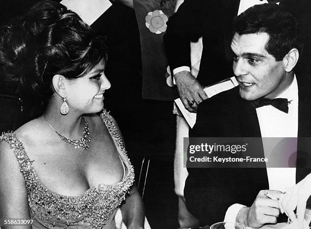 Acteur égyptien Omar Sharif et l'actrice italienne Claudia Cardinale lors du diner de la soirée du Golden Globe Award en 1965 à Hollywood,...