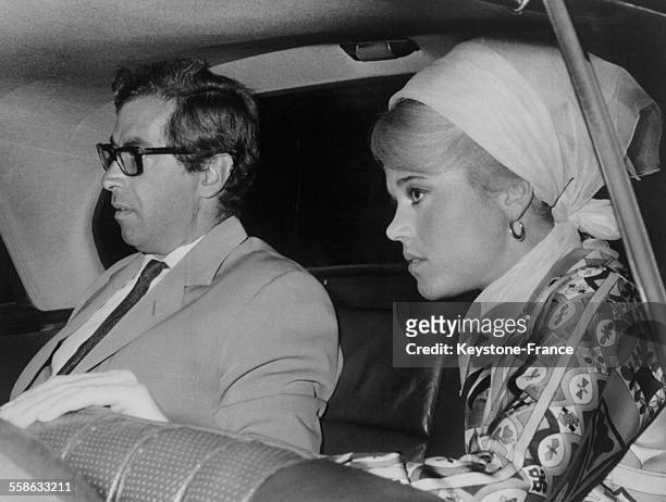 Jane Fonda et Roger Vadim en voiture dans les rues de la capitale ou ils passent leur lune de miel, le 16 septembre 1965 a Rome, Italie.