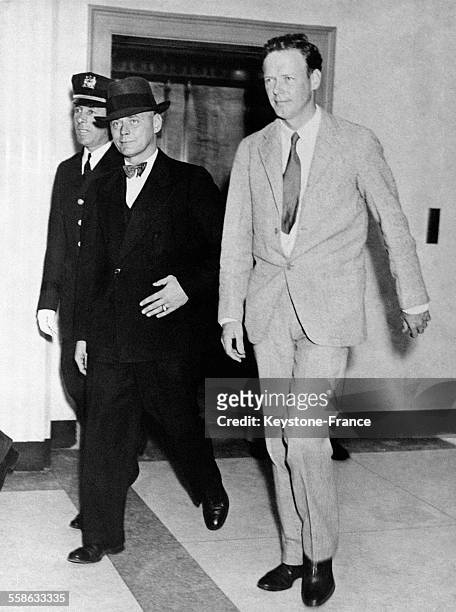 Le colonel Charles Lindbergh arrivant au tribunal du Bronx où il a fait une déposition sur l'extorsion de fonds dont on accuse l'Allemand Bruno...