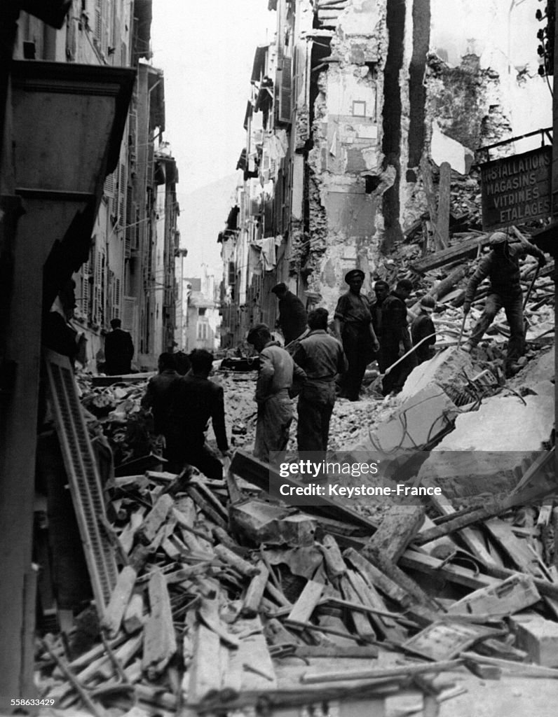 Une rue de la ville après le bombardement à Toulon, France le 28 ...