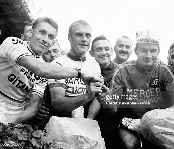 Jacques Anquetil, Rudi Altig et Raymond Poulidor accomplissent un tour d'honneur sur la piste du Parc des Princes, le 19 juillet 1965 a Paris, France.
