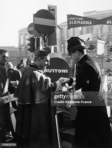 Monseigneur Montini futur Paul VI, souhaitant 'La Befana' a un vigile, le 6 janvier 1960 a Milan, Italie.