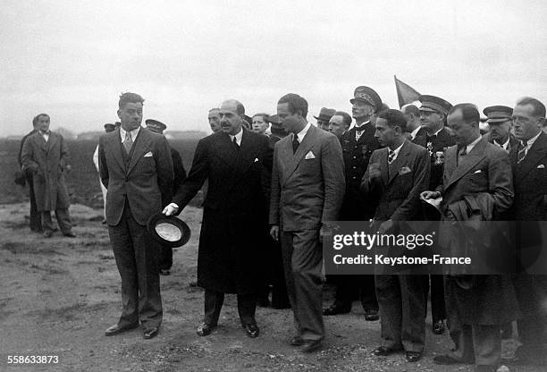 Le général Denain, ministre de l'Air et Mermoz, entourés de l'équipage de l'Arc en Ciel' à leur arrivée au Bourget, France le 28 octobre 1934.