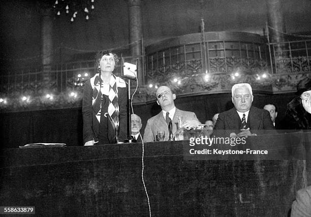 La tribune, de gauche à droite, Duchesse de la Rochefoucauld, présidente de l'Union pour le vote des femmes, Georges Scapini, député et Georges...