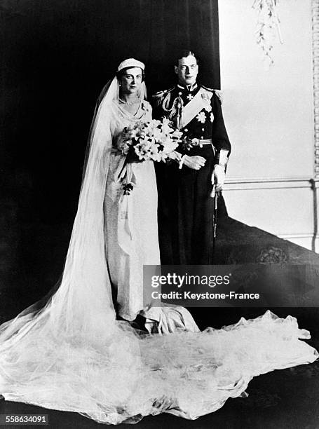 Le duc et la duchesse de Kent photographiés au Palais de Buckingham après la cérémonie, à Londres, Royaume-Uni le 30 novembre 1934.