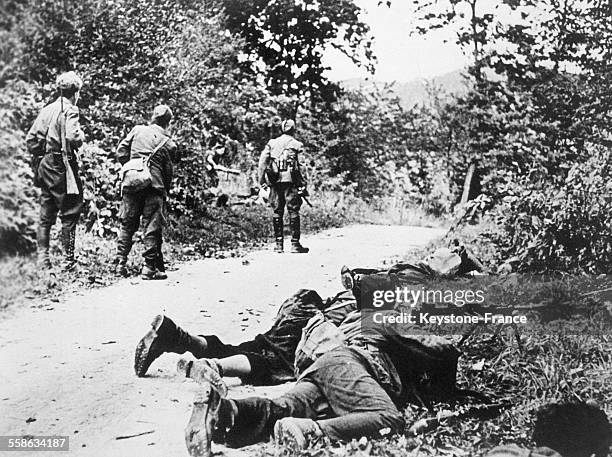 Partisans yougoslaves près d'une garnison occupée, avant la libération de Belgrade, en Serbie circa 1940.