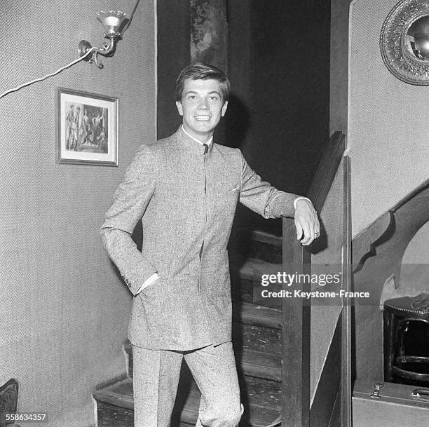 Un costume de l'homme du XXIe siècle avec une veste chinoise du couturier Gilbert Feruch, à Paris, France le 30 septembre 1965.