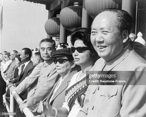 Le Président Mao Tsé-toung, la femme du Prince Norodom Sihanouk, le vice-président Soong Ching-Lin et Zhou Enlai, assistent à la cérémonie dans la...