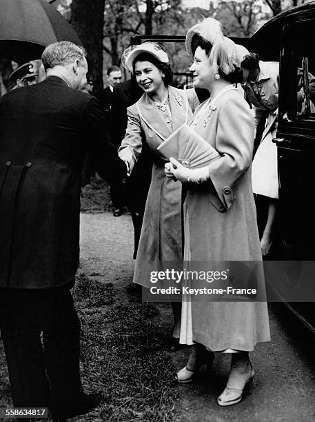 La Reine et la Princesse Elisabeth arrivant a la Parade du Drapeau a Hyde Park, le 26 mai 1945 a Londres, Royaume-Uni.