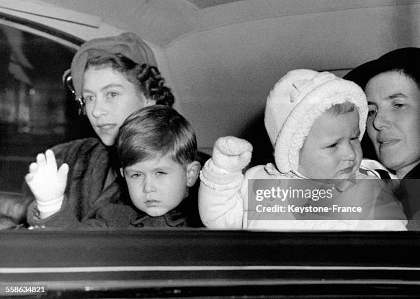 Le Prince Charles et la Princesse Anne avec leur mere la Princesse Elisabeth, en voiture pour passer Noel avec le Roi et la Reine a Sandringham, le...