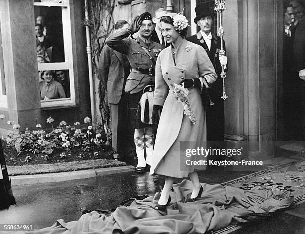 La Reine Elizabeth II marche sur le manteau universitaire jeté en son honneur par les étudiants du Queen's College pour lui éviter de fouler le...