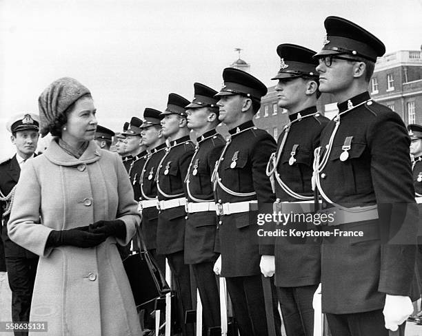 La Reine Elizabeth II inspecte la Garde d'Honneur lors de sa visite à l'Artillerie Royale le 27 mars 1969 à Woolwich, Royaume-Uni.