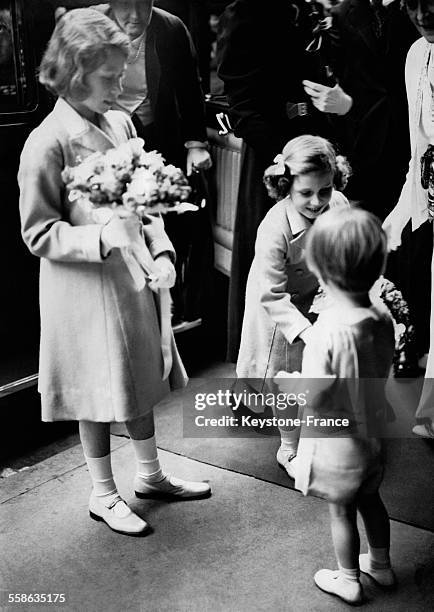 La Princesse Margaret recoit un bouquet d un petit garcon de 3 ans sous le regard de la Princesse Elisabeth a qui on en a ?lement offert un, le 30...